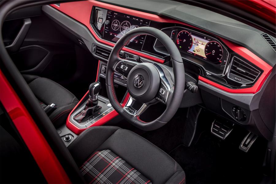 Интерьер Volkswagen Polo GTI 2018 года  (UK) (фото 32 из 35)